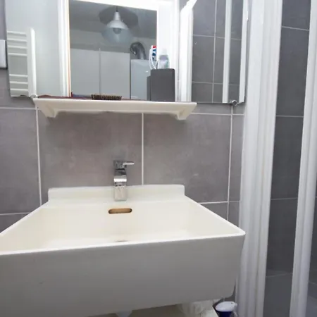 Beautiful & Spacious Near Montmartre شقة *